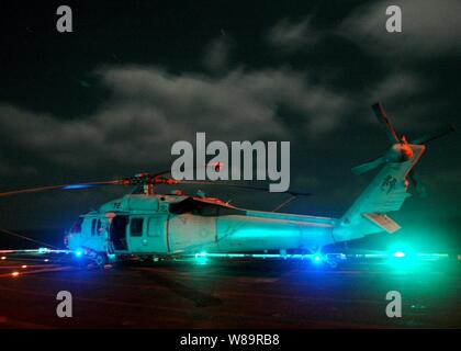 Envol s'allument une Marine SH-60 Seahawk hélicoptère comme il est assis sur le pont de l'USS Tarawa (LHA 1) le 11 décembre, 2005. L'Tarawa et son groupe expéditionnaire lancé 1 sont en train de mener des opérations de sécurité maritime dans le golfe Persique. Banque D'Images