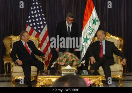 Le secrétaire à la défense Donald H. Rumsfeld (à gauche) et le Premier ministre irakien Ibrahim Jaafari (droite) de discuter de questions d'intérêt mutuel dans le bureau du premier ministre à Bagdad le 23 décembre 2005. Rumsfeld est en visite en Irak des troupes et les remercier de leur service. Banque D'Images