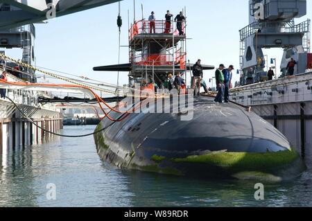 Le Los Angeles-classe de sous-marins nucléaires d'attaque rapide USS Helena (SSN 725) est guidée et tiré par des amarres en cale sèche flottante dans l'Arco (ARDM) 5 de la base navale de Point Loma, en Californie le 10 janvier 2005. Les équipages de l'Arco et Helena avec des entrepreneurs civils va effectuer maintenance planifiée sur le sous-marin. Banque D'Images