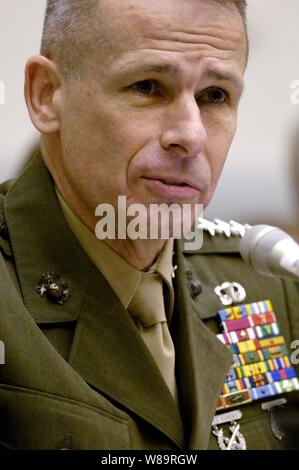 Le président de l'état-major des armées Le général Peter Pace, Corps des Marines des États-Unis répond à une question d'un membre du comité en tant qu'il témoigne devant la Commission des forces armées à l'audience Rayburn House Office Building à Washington, D.C., le 8 février 2006. Le rythme s'est joint le ministre de la Défense Donald H. Rumsfeld et Chef du personnel de l'armée américaine le général Peter Schoomaker dans son témoignage devant le comité. Banque D'Images