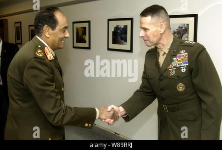 Le président de l'état-major des armées Le général Peter Pace (droite), U.S. Marine Corps, accueille le ministre de la Défense Égyptien, le maréchal Mohamed Hussein Tantawi comme il arrive pour un déjeuner de travail avec le secrétaire à la défense Donald H. Rumsfeld au Pentagone à Arlington, en Virginie, le 7 mars 2006. Rythme, Tantawi, Rumsfeld et leurs principaux conseillers se réunissent pour discuter de questions de sécurité d'intérêt commun. Banque D'Images