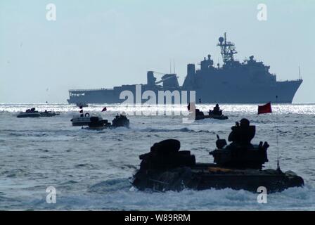 U.S. Marine Corps des véhicules amphibies d'assaut quittent la plage d'Iwo Jima pour revenir à la station d'atterrissage amphibie USS Harpers Ferry (LSD 49) le 8 mars 2006. Harpers Ferry, ainsi que le navire d'assaut amphibie USS Essex (DG 2) et d'éléments de la 31e unité expéditionnaire de Marines, a rendu visite à Iwo Jima pour commémorer le 61e anniversaire de la célèbre bataille. Les véhicules amphibies sont attachés à la 2e Bataillon, 5e Bataillon du Régiment de Marines, l'équipe d'atterrissage. Banque D'Images