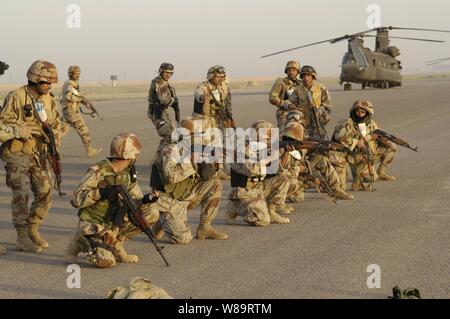 Les soldats de l'armée iraquienne de répéter le mouvement initial d'un hélicoptère CH-47 Chinook de l'armée avant le décollage pour une opération d'assaut aérien à partir de la base d'opérations avancée, Remagen, l'Iraq, le 31 mars 2006. Les soldats sont de l'armyís1er Bataillon, 1e Brigade, 4e Division. Banque D'Images