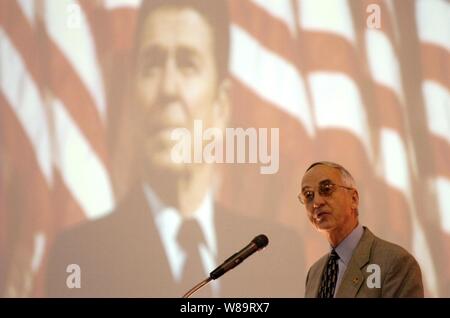 Le Secrétaire adjoint à la défense Gordon England adresse à l'auditoire lors de la cérémonie de la défense antimissile Reagan Ronald W. à Vandenberg Air Force Base, en Californie le 10 avril 2006. Le dévouement du site rend hommage au 40e président des États-Unis pour son engagement à faire progresser le développement des technologies de défense antimissile pour protéger et défendre les Etats-Unis, ses forces déployées et nos alliés et amis des attaques de missiles balistiques. Banque D'Images