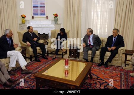 L'Premier Ministre désigné Jawad al-Maliki (2e à gauche) rencontre le secrétaire d'État américaine Condoleezza Rice (centre), Secrétaire de la Défense Donald H. Rumsfeld (2e à partir de la droite) et l'Ambassadeur des États-Unis en Iraq Zalmay Khalilzad à Bagdad, l'Iraq, le 26 avril 2006. Rumsfeld et Rice a fait une visite surprise à l'Iraq de répondre conjointement avec al-Maliki pour montrer leur soutien à la poursuite du processus de construction d'un nouveau gouvernement iraquien. Rumsfeld a aussi rencontré des hauts dirigeants militaires et les troupes alors qu'en Iraq. Banque D'Images