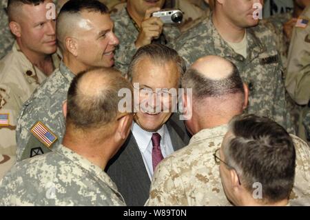 Les soldats de l'armée américaine d'Forces-Iraq multinationale entourent le secrétaire à la défense Donald H. Rumsfeld comme il les rencontre à Bagdad, l'Iraq, le 27 avril 2006. Rumsfeld et le secrétaire d'État américaine Condoleezza Rice a fait une visite surprise à l'Iraq de répondre conjointement avec l'Premier ministre nouvellement désigné Jawad al-Maliki pour montrer leur soutien à la poursuite du processus de construction d'un nouveau gouvernement iraquien. Banque D'Images