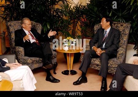 Le secrétaire à la défense Donald H. Rumsfeld parle avec le ministre de la Défense de Singapour Teo Chee Hean au début d'une réunion bilatérale à l'hôtel Shangri-La à Singapour le 3 juin 2006. Rumsfeld est à Singapour pour rencontrer des alliés régionaux et participer à la cinquième édition annuelle de l'Institut international d'études stratégiques de l'Europe Conférence de sécurité connu sous le nom de Shangri-La Dialogue. Banque D'Images