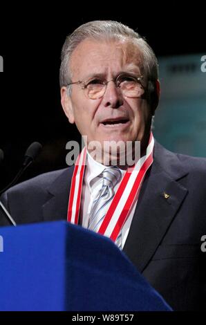 Le secrétaire à la défense Donald H. Rumsfeld parle à l'auditoire lors de la réunion annuelle nationale des Scouts d'Amérique à l'Hôtel Marriott Wardman Park à Washington, D.C. le 25 mai 2006. Les Boy Scouts d'Amérique a présenté avec le Buffalo Rumsfeld Golden Award, la plus haute du scoutisme. Le prix a été créé en 1925 et est présenté à ceux qui donnent vraiment remarquable et son service à la jeunesse. Rumsfeld s'associe aux personnes honorées, y compris Norman Rockwell, Charles Lindbergh, Bob Hope, Neil Armstrong et 14 anciens présidents y compris Gerald Ford. Banque D'Images