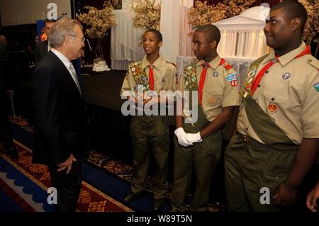 Le secrétaire à la défense Donald H. Rumsfeld parle avec les Scouts pendant la réunion annuelle nationale des Scouts d'Amérique à l'Hôtel Marriott Wardman Park à Washington, D.C. le 25 mai 2006. Boy Scouts of America présentera Rumsfeld avec les Golden Buffalo Award. Le prix, la plus haute mention élogieuse, le scoutisme a été créé en 1925 et est présenté à ceux qui donnent vraiment remarquable et son service à la jeunesse. Rumsfeld s'associe aux personnes honorées, y compris Norman Rockwell, Charles Lindbergh, Bob Hope, Neil Armstrong et 14 anciens présidents y compris Gerald Ford. Banque D'Images