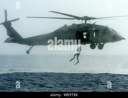 Recherche et de sauvetage de la Marine un nageur saute d'un hélicoptère Seahawk MH-60S au cours de formation en recherche et sauvetage en mer Méditerranée au cours de l'exercice Phoenix Express 2006 le 7 juin 2006. L'hélicoptère et l'équipage sont affectés à l'Escadron de soutien de l'hélicoptère de combat de la Mer 26, le détachement 4 qui est exploité à partir du pont de l'USS SAIPAN LHA (2). Phoenix Express 2006 est un exercice combiné avec des multinationales, de l'Afrique du Nord et les forces européennes. Banque D'Images