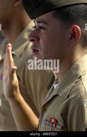 Corps des Marines des États-Unis Le Cpl. Milton Trejo, de San Salvador, El Salvador, récite le serment d'allégeance au cours d'une U.S. Citizenship and Immigration Services d'assermentation à bord du USS Ronald Reagan (CVN 76) à Coronado, en Californie le 22 août, 2006. Plus de 85 militaires de la Marine, Marine Corps, de l'armée et de la Garde côtière de 29 pays autour du monde ont participé à la cérémonie de naturalisation à bord du porte-avions. Banque D'Images