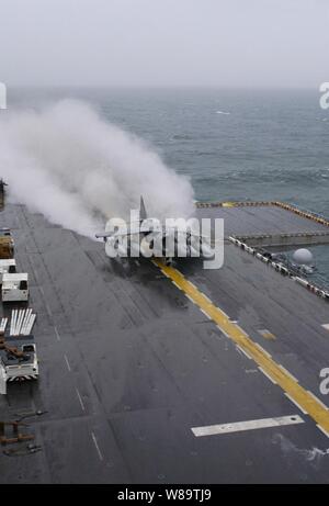 Un Corps des Marines américains avions AV-8B Harrier souffle un panache d'embruns qu'il lance à partir de la pluie sur le pont du USS Bataan (DG 5) le 7 novembre 2006. Le groupe expéditionnaire Bataan est la réalisation d'une unité de formation composite de l'exercice dans l'océan Atlantique avec le 26e Marine Expeditionary Unit, basé à Camp Lejeune, N.C. Banque D'Images