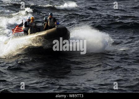 Les marins de la Marine américaine attaché à le porte-avions USS JOHN C. STENNIS (CVN 74) monter à bord d'une embarcation pneumatique à coque rigide lors d'opérations de sauvetage de petites embarcations dans la mer d'Oman le 27 février 2007. L'USS John C. Stennis dans le groupe est déployé à l'appui d'opérations de sécurité maritime dans la région. Banque D'Images