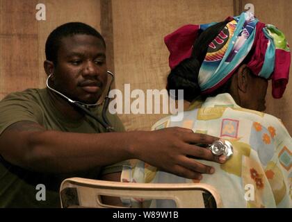 La Marine américaine Maître de 2e classe Brandon Jackson utilise un stéthoscope pour écouter le coeur d'une philippine et la respiration pendant un programme d'aide civile médicale au Suh Elementary School à Jolo, aux Philippines, le 1 juillet 2007. Jackson est un hôpital corpsman jointe à l'équipe chirurgicale de la flotte 1 c'est embarquée à bord de l'USS Peleliu (LHA 5) dans le cadre de l'exercice Pacific Partnership. Banque D'Images