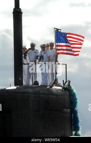 Les marins de la Marine américaine à bord de la classe Los Angeles sous-marin d'attaque USS Key West (SSN 722) l'homme le pont tout en tirant dans la jetée de la station navale de Pearl Harbor, à Hawaï, le 28 août, 2007. Le Key West est de retour au port d'attache après un déploiement de sept mois à l'ouest du Pacifique. Banque D'Images