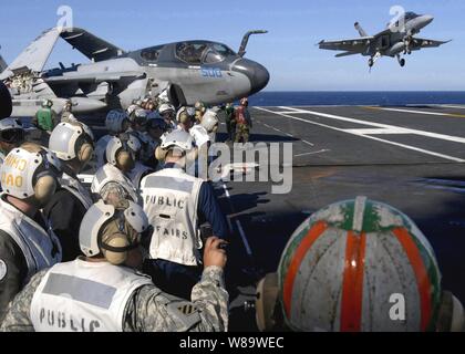 Les soldats de l'armée américaine et les Marines watch qu'un F/A-18E Super Hornet atterrit sur le pont d'envol du porte-avions à propulsion nucléaire USS Nimitz (CVN 68) Le 25 janvier 2008. Le Nimitz est en cours dans l'océan Pacifique. Le service membres, tous ont été blessés au combat, font l'objet d'une visite du navire pendant l'atterrissage transporteur qualités. Banque D'Images