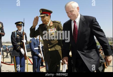 Le secrétaire à la Défense Robert M. Gates (à droite) Le Ministre égyptien de la défense d'escorte, le maréchal Mohamed Hussein Tantaoui au moyen d'un cordon d'honneur et dans le Pentagone pour un déjeuner de travail le 25 mars 2008. Banque D'Images