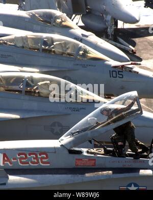 Un U.S. Marine affecté à l'Escadron de chasse 232 Marine attaque lavages le couvert d'un F/A-18A Hornet sur le pont de la porte-avions nucléaire USS Nimitz (CVN 68) le 16 avril 2008. Le Nimitz est en cours dans l'océan Pacifique dans le cadre d'exploitation de la 7ème flotte américaine. Banque D'Images