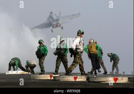 Le personnel du poste de pilotage de la Marine américaine se préparent à lancer le prochain cycle de lancement d'aéronefs dans l'après avoir réussi à catapulter un F/A-18 Hornet du porte-avions USS Harry S. Truman (CVN 75) pendant les opérations de vol dans le golfe Persique le 26 mars 2008. Truman et entrepris Carrier Air Wing 3 sont déployées des opérations Iraqi Freedom, Liberté immuable et les opérations de sécurité maritime. Banque D'Images