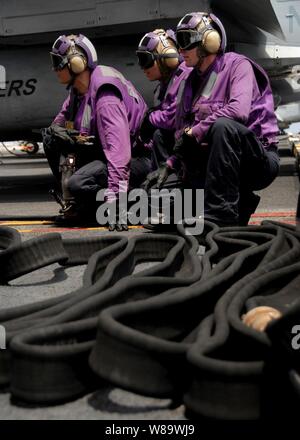 L'équipage du poste de pilotage du ministère de l'air affecté à la division V-4 stand by à chaud d'un aéronef de la pompe sur le pont du porte-avions USS ABRAHAM LINCOLN (CVN 72) comme le navire opère dans l'océan Pacifique le 26 mars 2008. Fun pour le pompage est l'avion de ravitaillement tandis que les moteurs sont toujours en cours d'exécution. Banque D'Images