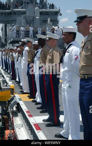 Marins et soldats de la Marine américaine l'homme les rails du navire d'assaut amphibie USS Kearsarge LHD (3) pendant le défilé des navires à New York, N.Y., pour le jour de l'ouverture de la Fleet Week New York le 21 mai 2008. Plus de 4 000 marins, marines et gardes côte participera à divers projets de relations communautaires pendant l'événement. Banque D'Images