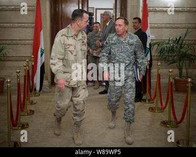 Chef de l'état-major des adm. Mike Mullen (à gauche), U.S. Navy, et Commandant général de Multi-National Force-Iraq Le Général David Petraeus (à droite), de l'armée américaine, s'écarter d'une réunion avec le Premier ministre irakien Nouri al-Maliki à Bagdad, l'Iraq, le 9 juillet 2008. Mullen est sur six jours de tournée dans la région, rend visite aux militaires et l'hôte d'une tournée USO show. Banque D'Images