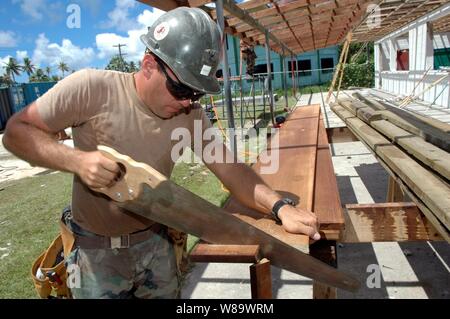 La Marine américaine Maître de 2e classe Gabriel Kelley de bataillon de construction Mobile Marine 133 bandes coupe du bois pour la reconstruction de l'école élémentaire Mwan lors d'un partenariat d'action civique, l'ingénierie du Pacifique à Chuuk, programme des États fédérés de Micronésie, le 23 août 2008. L'équipe de construction de Partenariat du Pacifique est d'aider cinq pays différents, la rénovation d'écoles, d'hôpitaux et cliniques médicales. Banque D'Images