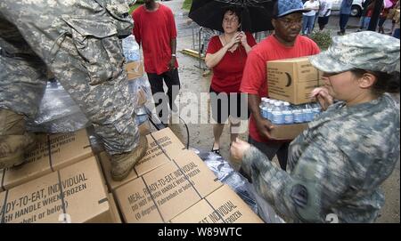 La CPS de l'armée américaine. Jacquelyn Smith distribue des bouteilles d'eau et boîtes de repas, prêt-à- manger aux citoyens touchés par l'ouragan Gustav dans Baton Rouge, en Louisiane, le 3 septembre 2008. Smith est affecté à la 1084th Transportation Company, la Garde nationale de la Louisiane. Banque D'Images