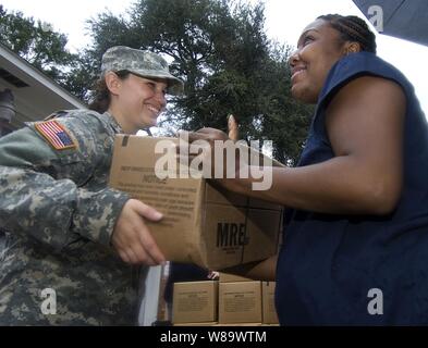 La CPS de l'armée américaine. Jacquelyn Smith distribue des bouteilles d'eau et boîtes de repas, prêt-à- manger à un citoyen concerné par l'ouragan Gustav dans Baton Rouge, en Louisiane, le 3 septembre 2008. Smith est affecté à la 1084th Transportation Company, la Garde nationale de la Louisiane. Banque D'Images