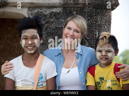 Une Happy Female Tourist et deux garçons en birman le traditionnel Thanaka une Makeupis cosmétique blanche Coller la protection de la peau et de l'est libérée. Banque D'Images