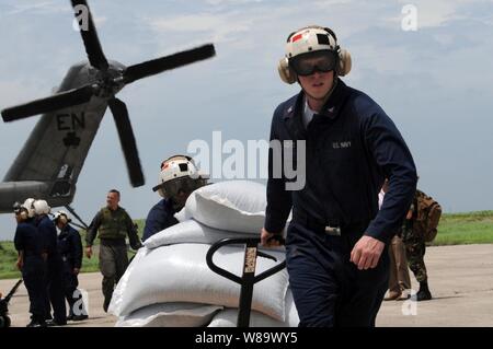 Les marins de la Marine américaine stationnée à bord du navire amphibie USS Kearsarge LHD (3) aliments de déchargement d'un CH-53E Super Stallion helicopter à Port au Prince, Haïti, le 8 septembre 2008. Le Kearsarge a été détournée de la promesse de poursuivre l'assistance humanitaire 2008 le déploiement dans l'ouest des Caraïbes à mener des opérations de secours d'ouragan en Haïti. Banque D'Images