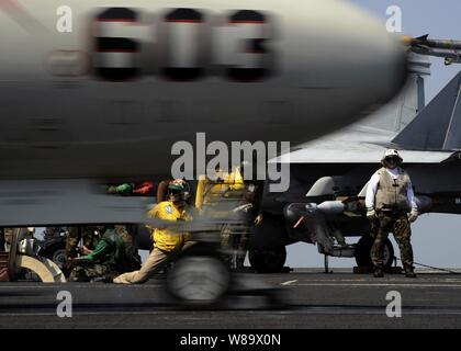 Le lieutenant de la marine américaine le Cmdr. Christopher Biggs lance un E-2C Hawkeye porte-aéronefs affectés à l'Escadron 124 Système aéroporté de détection lointaine de l'archet d'une catapulte sur le pont du porte-avions USS Theodore Roosevelt (CVN 71) pendant qu'ils sont en cours dans le golfe d'Oman le 18 octobre 2008. Le Theodore Roosevelt et entrepris Carrier Air Wing 8 sont sur un déploiement prévu. Banque D'Images