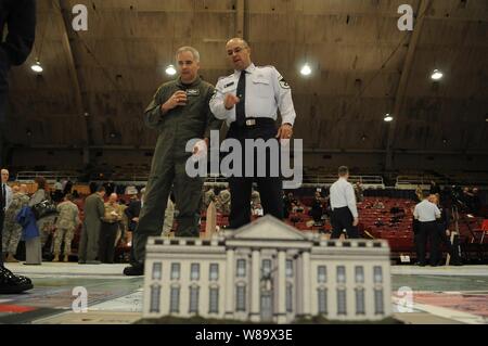 Service des membres des Forces armées Comité Inaugural participer à une carte à grande échelle de l'exercice dans l'Armory DC à Washington, D.C., le 18 décembre 2008. Les Forces armées Comité Inaugural porte sur une tradition qui remonte à plus de 200 ans, d'honorer le nouveau commandant en chef et reconnaissant le contrôle civil des militaires. Le Comité inaugural des Forces armées est une co-entreprise de services chargée de fournir un soutien militaire à la 56e cérémonie d'investiture présidentielle, qui aura lieu le 20 janvier 2009. Banque D'Images