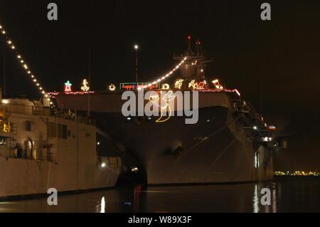 Les lumières de Noël sont affichés à bord du navire d'assaut amphibie USS Wasp LHD (1), fixé à la base navale de Norfolk, en Virginie, dans le cadre de l'opération concours 2008 Eclairage décoratif, le 18 décembre 2008. Les commandants de la base navale de Norfolk ont jugé le commandís affiche basée sur l'esprit de vacances et de la créativité. Banque D'Images