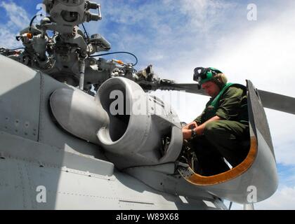 La Marine américaine Maître de 2e classe David Wilbur affectés à l'Escadron d'hélicoptères anti-sous-marin (Lumière) 51 effectue la maintenance sur une phase post SH-60B Sea Hawk avant les opérations de vol à bord du destroyer lance-missiles USS Lassen (DDG 82) actuellement en cours dans l'océan Pacifique le 23 janvier 2009. Lassen est également affecté à l'Escadron de destroyers et 15 est l'avant-déployé à Yokosuka, Japon. Banque D'Images