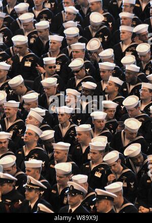 Sous-marins de la Marine américaine force assister à la 1 000e cérémonie de commémoration à Patrouille Trident Naval Submarine Base Kings Bay, en Géorgie, le 19 février 2009. La cérémonie a marqué le cap des 1 000 missiles balistiques des sous-marins de patrouille réussie périodes depuis la première patrouille de l'USS Ohio (SNLE) 726 en 1982. Banque D'Images