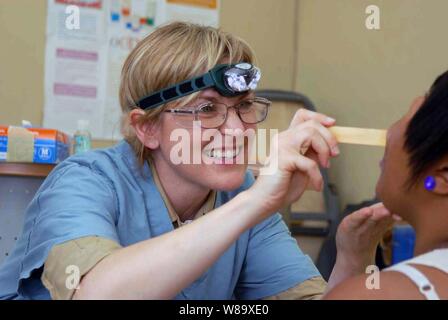 Le lieutenant de la marine américaine le Cmdr. Gayle Kostyack, un service de santé public des hygiénistes dentaires, effectue un examen oral sur un patient à bord de la commande de transport maritime militaire navire-hôpital USNS Comfort (T-AH 20) à Santo Domingo, la République dominicaine, à l'appui de la promesse continue 2009 Le 27 avril 2009. Le confort déployés dans le cadre de la période de quatre mois, la mission d'assistance humanitaire et civique à l'Amérique latine et les Caraïbes. Banque D'Images