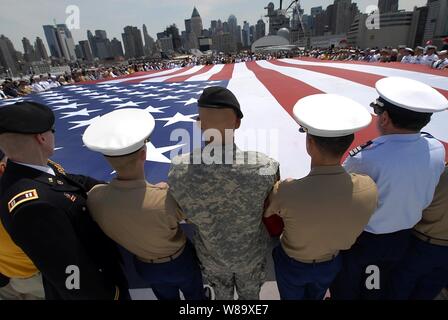 Les membres de la Fleet Week détails pavillon déploient un drapeau des États-Unis au cours d'une cérémonie du Jour du souvenir à bord du USS Intrepid Sea, Air & Space Museum au cours de la Fleet Week New York le 25 mai 2009. Environ 3 000 marins, marines et gardes côte participent à la 22e commémoration de la Fleet Week. Banque D'Images