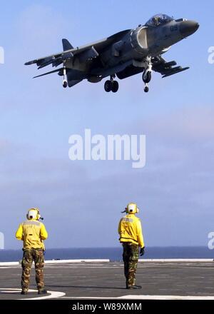 Un Corps des Marines américains avions AV-8B Harrier, affecté à l'Escadron d'hélicoptère moyen Marine 166, décolle de l'dock transport amphibie USS Cleveland (7 LPD) en cours dans l'océan Pacifique le 26 juillet 2009. Le Cleveland, affecté à la Bonhomme Richard Groupe d'intervention amphibie, est la réalisation d'une unité de formation composite de l'exercice dans la préparation d'un déploiement sur l'ouest de l'océan Pacifique plus tard cette année. Banque D'Images