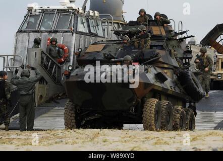 Les Marines américains affectés à la 31e Marine Expeditionary Unit décharger les véhicules d'assaut d'un bateau de débarquement, d'un coussin d'air s'est lancé sur le quai de débarquement amphibie USS Harpers Ferry (LSD 49) lors d'une agression de plage répétition à Hwajinri Beach de Pohang, République de Corée, le 4 novembre 2009. Le Harpers Ferry fait partie de l'USS Denver groupe opérationnel amphibie, qui, avec l'entrepris 31e Marine Expeditionary Unit mène la Corée bilatéral annuel Programme de formation intégrée pour maintenir l'état de préparation et à maintenir la sécurité à long terme de relation d'aide entre les États-Unis et la République de Banque D'Images