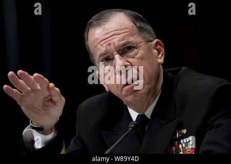 Chef de l'état-major des adm. Mike Mullen témoigne lors d'une audience de la Commission des forces armées du Sénat sur le nouveau traité de réduction des armes stratégiques et les implications pour la sécurité nationale des programmes à Dirksen Sénat Immeuble de bureaux à Washington, D.C., le 17 juin 2010. Mullen a été rejoint à l'audience par la secrétaire d'Etat Hillary Rodham Clinton, le secrétaire à la Défense Robert M. Gates et secrétaire de l'énergie Steven Chu au témoignage sur les nouvelles armes nucléaires US-Russie traité. Banque D'Images