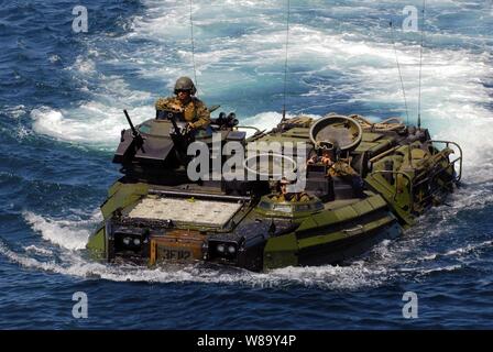 Les Marines américains du 1er Bataillon, 4e Division de marines retour à la station de transport amphibie USS Dubuque LPD (8) dans un véhicule d'assaut amphibie après l'entraînement avec la marine indonésienne au cours de l'exercice 2010 Marine le 22 juin 2010. Exercice maritime est conçu pour offrir une formation à l'armée indonésienne et d'établir des relations qui aident à maintenir la stabilité régionale. Banque D'Images