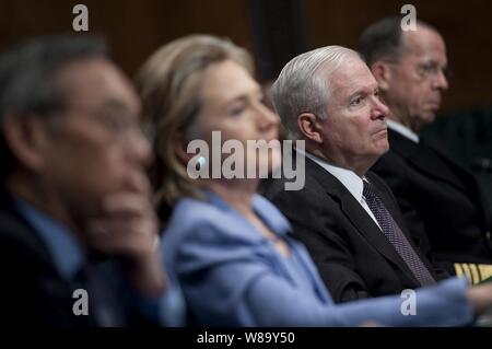 Le secrétaire de l'Énergie, Steven Chu, Secrétaire d'Etat américaine Hillary Rodham Clinton, le secrétaire à la Défense Robert M. Gates et le chef d'état-major interarmées Adm. Mike Mullen témoigner à une audience de la Commission des forces armées du Sénat sur le nouveau traité de réduction des armes stratégiques et les implications pour la sécurité nationale des programmes à Dirksen Sénat Immeuble de bureaux à Washington, D.C., le 17 juin 2010. Banque D'Images