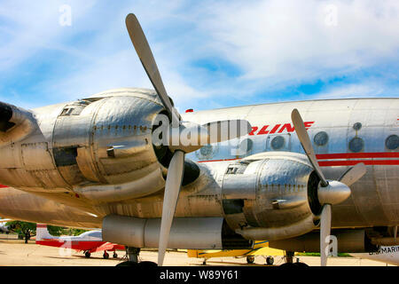 Wright R-3550 moteurs radiaux sur l'aile d'un Lockheed L1049 Constellation de TWA Banque D'Images