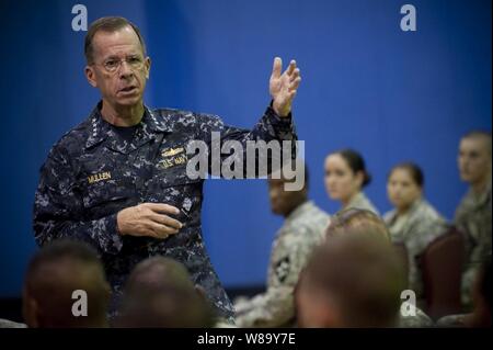 Chef de l'état-major des adm. Mike Mullen, U.S. Navy, répond à des questions au cours d'un appel toutes les mains avec des soldats affectés à la 2e Division d'Infanterie stationné à la garnison de l'armée américaine Red Cloud, République de Corée le 21 juillet 2010. Mullen est en Corée avec le secrétaire à la Défense Robert M. Gates, et la secrétaire d'État Hillary Clinton à participer à des pourparlers de contrepartie soulignant l'alliance entre les deux nations. Banque D'Images