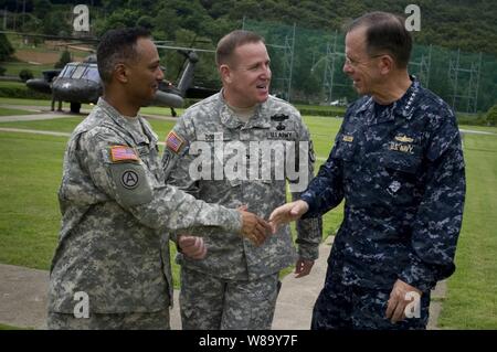 Chef de l'état-major des adm. Mike Mullen, U.S. Navy, est accueilli par le commandant de la garnison de l'armée américaine Red Cloud Colonel Hank Dodge et le sergent-major de commandement Nidal Saeed lors d'une visite à la République de Corée le 21 juillet 2010. Mullen a rencontré des soldats 2e Division d'infanterie affecté à la garnison situé entre Séoul et la zone démilitarisée. Banque D'Images