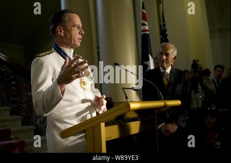 Chef de l'état-major des adm. Mike Mullen, grâce à l'assistance après avoir été présentés l'officier de l'ordre d'Australie à Melbourne, Australie, le 7 novembre 2010. Mullen est en visite en Australie qui participent à l'assemblée annuelle de la défense des États-Unis-Australie conférences ministérielles avec le secrétaire à la Défense Robert M. Gates et le secrétaire d'Etat Hillary Rodham Clinton. Banque D'Images