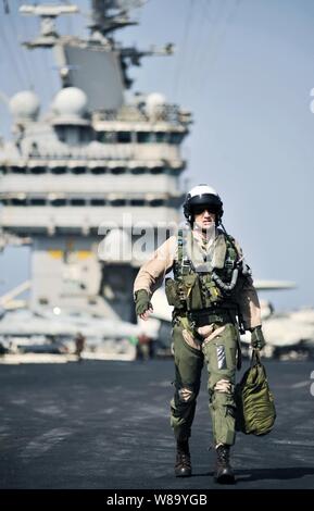 Le capitaine du Corps des Marines des États-Unis William Paxton, un pilote affecté à l'Escadron de chasse marine, promenades 312 attaque à son avion avant les opérations de vol du matin à bord du porte-avions USS Harry S. Truman (CVN 75) dans la mer d'Oman le 9 novembre 2010. Fighter Attack Squadron 312 Marine faisait partie de la Harry S. Truman Strike Group qui a soutenu les opérations de sécurité maritime et les efforts de coopération en matière de sécurité dans le théâtre. Banque D'Images