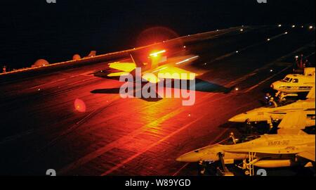 Un F/A-18F Super Hornet affectés à l'escadron de combat interarmées 32 attire l'arrêtant sur le fil à bord du porte-avions USS Harry S. Truman (CVN 75) pendant les opérations de vol de nuit, dans la mer d'Oman le 22 novembre 2010. 32 e Escadron d'avions est déployé avec le Harry S. Truman Strike Group soutenant les opérations de sécurité maritime et les efforts de coopération en matière de sécurité dans le théâtre dans la 5e Flotte des États-Unis zone de responsabilité. Banque D'Images