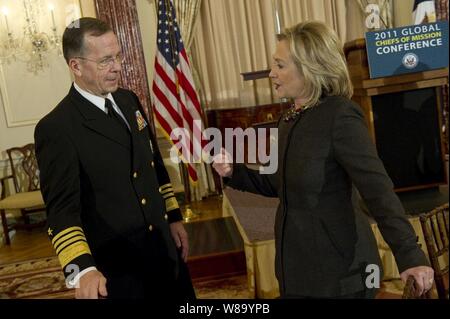 Chef de l'état-major des adm. Mike Mullen, U.S. Navy, parle avec le secrétaire d'État américaine Hillary Clinton avant l'administration lors de la Conférence annuelle des chefs de mission au département d'État à Washington, D.C., le 2 février 2011. Banque D'Images